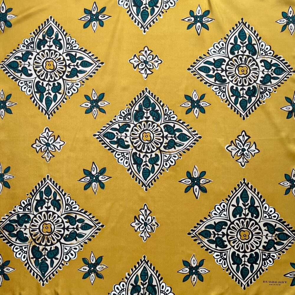 NWT Burberry Scarf Lucky Alhambra Flower Silk Wrap